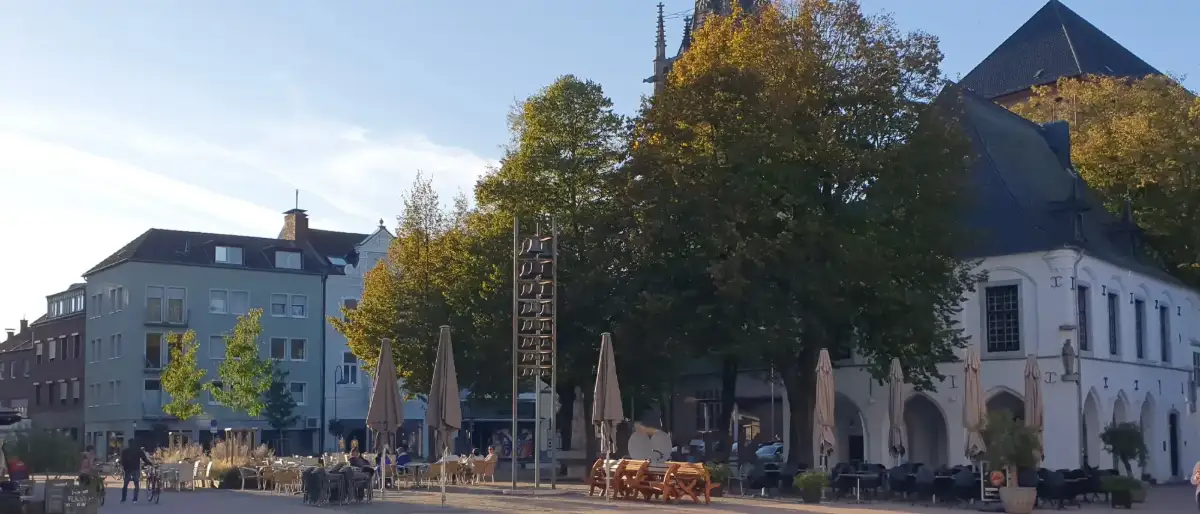 Platz in der Erkelenzer Innenstadt mit Glockenspiel und Kirchturm im Hintergrund