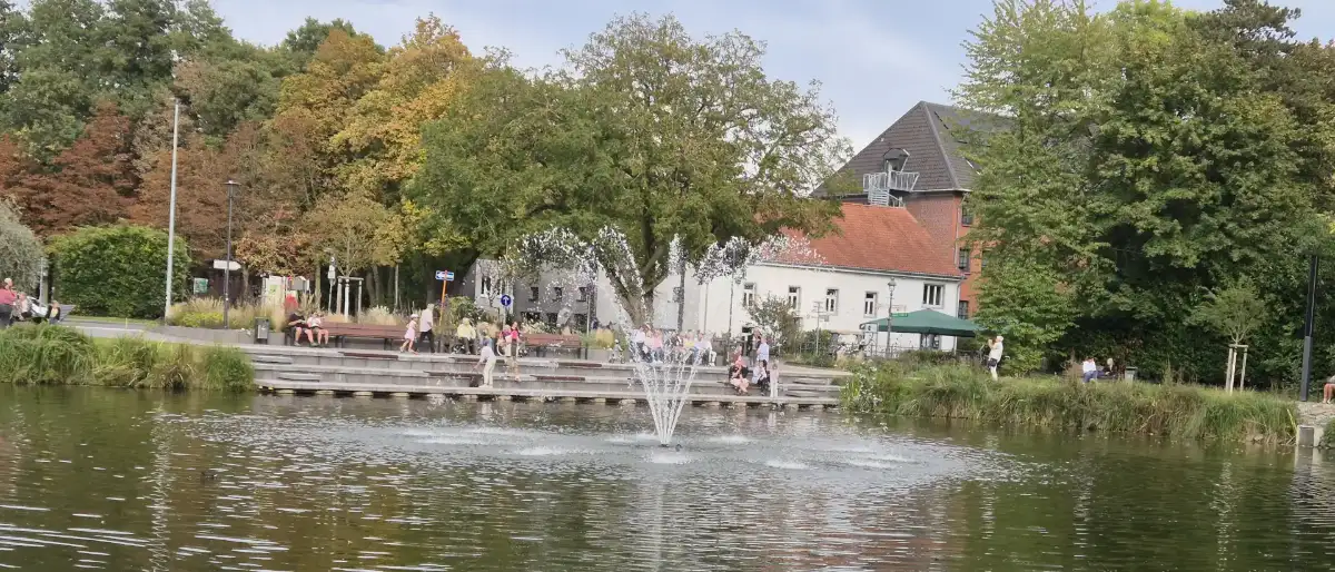 Teich mit Fontäne und Sitzstufen im Zentrum von Wegberg